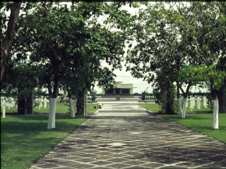 De ingang naar het ereveld Karel Doormanhof op Kembang Kuning te Soerabaja..